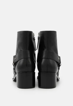 Bons baisers Bottes Et Bottines|Lune